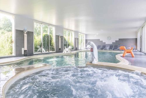 克里克波夫城堡连锁陶瓷与水疗庄园酒店的一座房子里一个带水滑梯的游泳池