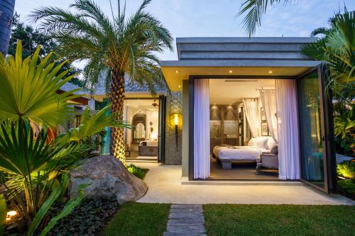 苏林海滩Villa on The Rocks, 4 bedrooms, Phuket的别墅内一间卧室,配有床