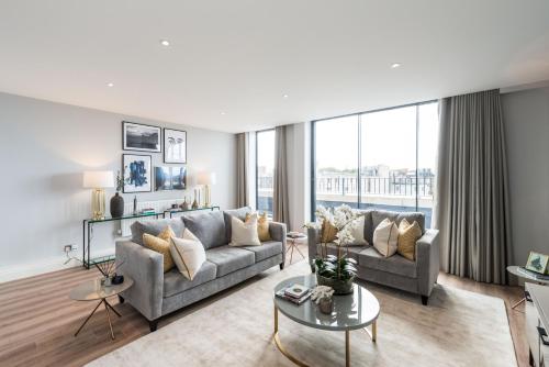 伦敦The Carlyle - Stunning Serviced Apartments的客厅配有沙发和桌子
