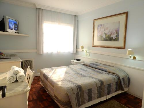 弗洛里亚诺波利斯勃律盖曼酒店的酒店客房设有床和窗户。