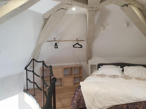 多勒Tour de Lacuzon的阁楼卧室配有床