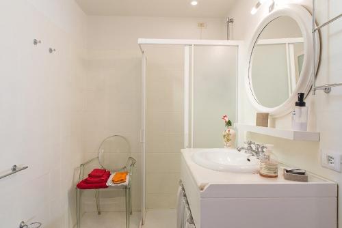 米兰Flowers' Lane的白色的浴室设有水槽和镜子