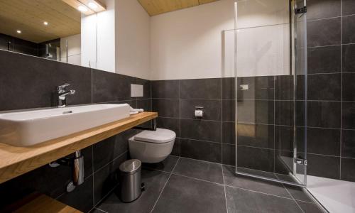 GadmenGadmer Lodge - dein Zuhause in den Bergen的一间带水槽、卫生间和淋浴的浴室