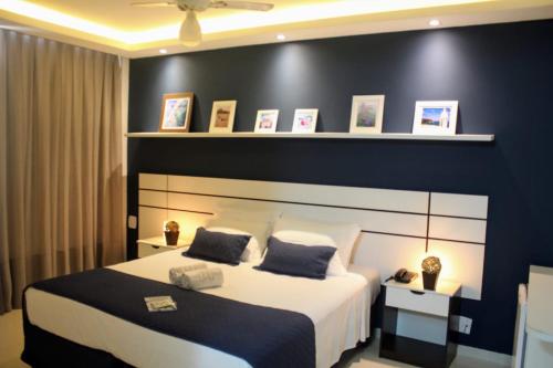 卡波布里奥马列酒店的一间卧室设有一张大床和黑色墙壁
