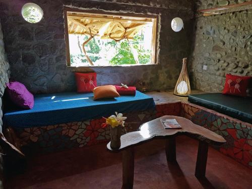 La Plaine赛特如斯可瑞普莱特森山林小屋的带长凳、窗户和桌子的房间