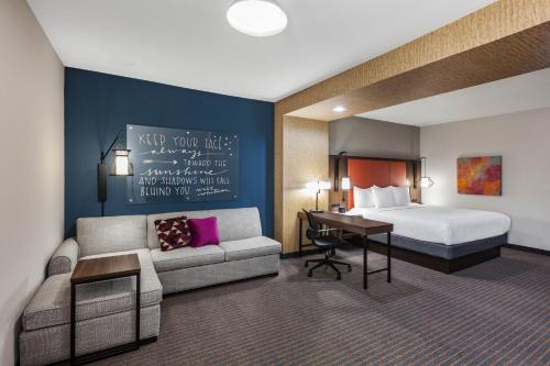钱诺夫La Quinta by Wyndham Houston East at Sheldon Rd的配有一张床和一张书桌的酒店客房