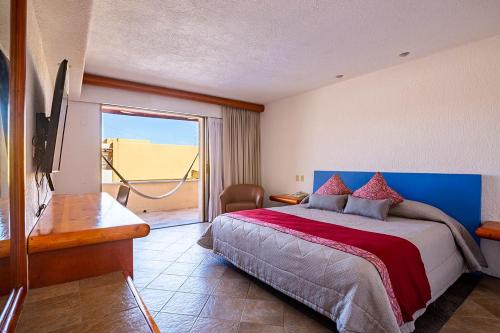 卡波圣卢卡斯洛斯庭院酒店的一间带大床的卧室和一个阳台