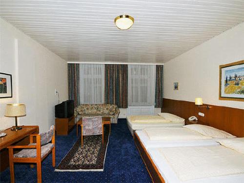 汉堡滨海大道酒店的酒店客房配有两张床和一张书桌