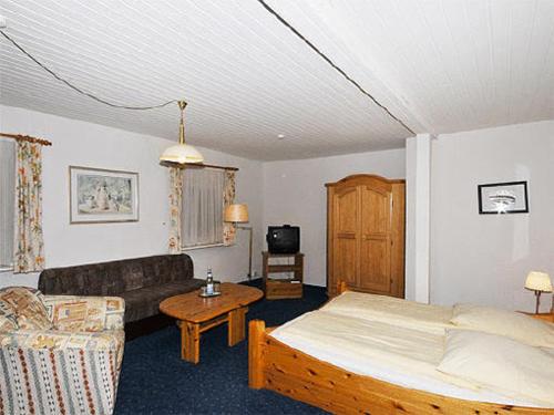 汉堡滨海大道酒店的客厅配有床和沙发