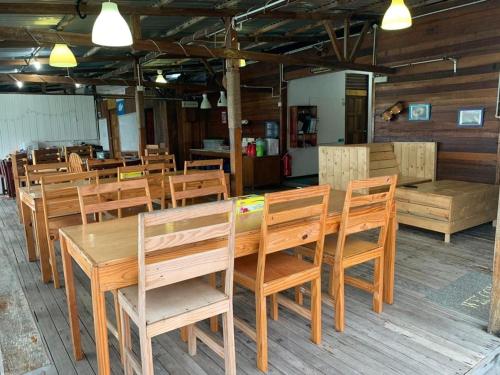 Pulau Mabul 领域潜水员水肺潜水和休闲旅馆的用餐室配有木桌和椅子