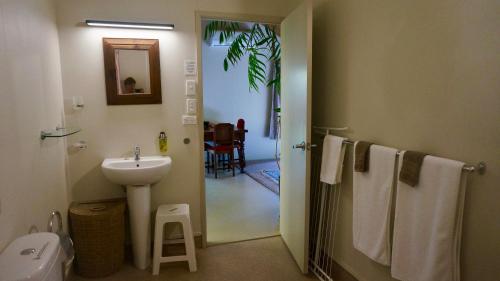 凯里凯里瓦勒普克亚热带住宿酒店的一间带水槽和卫生间的浴室