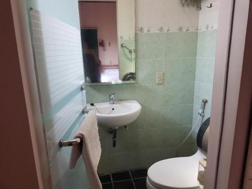 玛琅佩耶旅馆的一间带水槽、卫生间和镜子的浴室