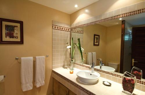 东方湾东方湾公寓式酒店的一间带水槽和镜子的浴室