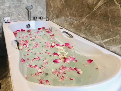西哈努克Le Chen Miiya Hotel的浴缸内装满鲜花花瓣