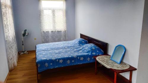 高尼奥Guesthouse Green Oasis的卧室配有床、椅子和窗户。