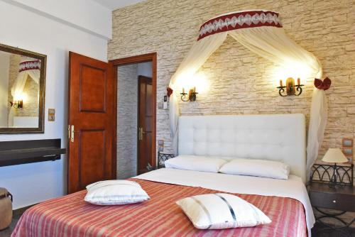 罗查基恩爱琴海海浪-灯塔酒店的一间卧室配有一张带两个枕头的床