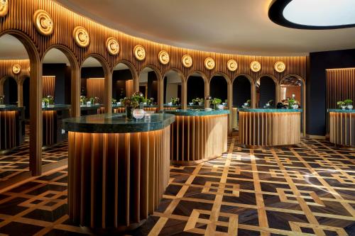 阿姆斯特丹Park Centraal Amsterdam, part of Sircle Collection的酒店大堂的酒吧,有金色柱子