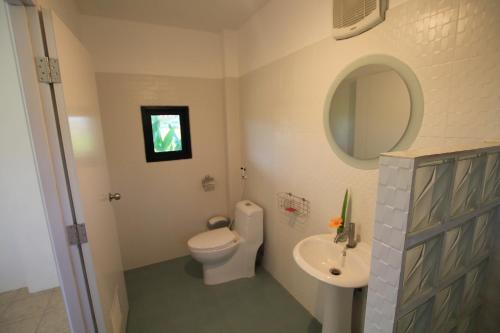 湄林乡村隐居酒店的一间带卫生间、水槽和镜子的浴室