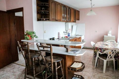 沃尔舍茨Nature Guesthouse的厨房配有柜台和桌椅