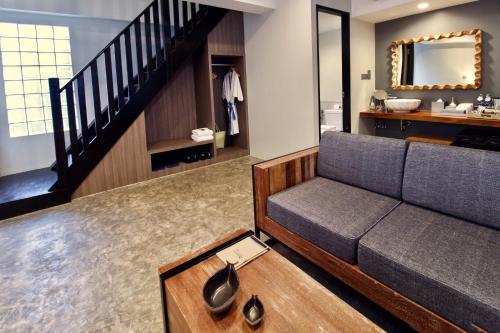 奥南海滩Deevana Krabi Resort - SHA Extra Plus的带沙发和水槽的客厅