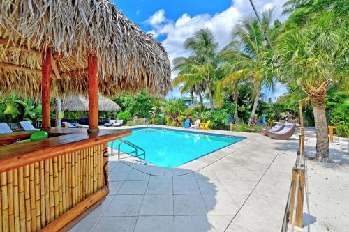 Siesta Key Palms Resort内部或周边的泳池