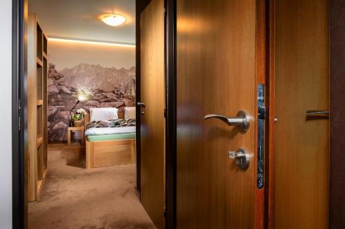 什特尔布斯凯普莱索艾玛维拉酒店的通向带卧室的房间的开放式门
