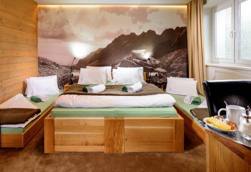 什特尔布斯凯普莱索艾玛维拉酒店的一间卧室配有一张壁画床