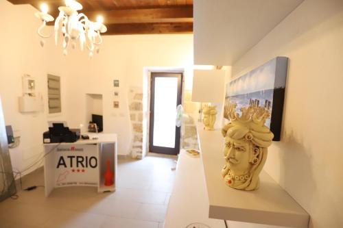 锡拉库扎Italiana Resort Atrio的墙上有头像的博物馆