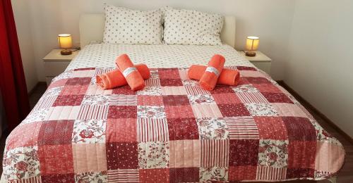 瑟切莱Carpen View Residence的一间卧室配有一张带红白色棉被的床