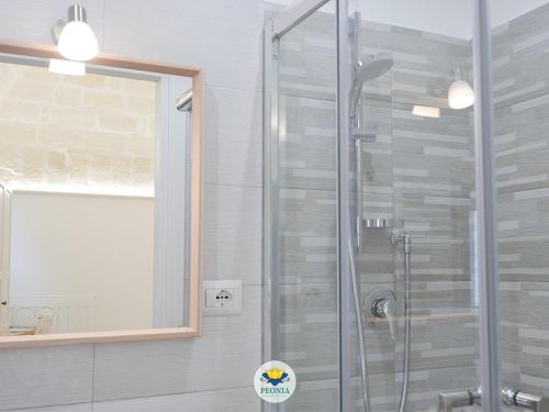 拉泰尔扎Peonia - appartamento的浴室里设有玻璃门淋浴