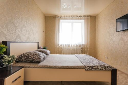 苏梅Luxury apart-hotel on Kharkovskaya neer Manufaktura的一间卧室设有一张大床和窗户