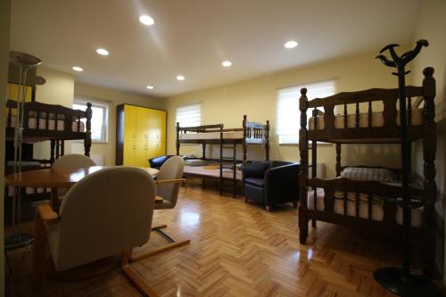 阿莱克西纳茨Hostel Teresianum的客房设有双层床和桌椅。