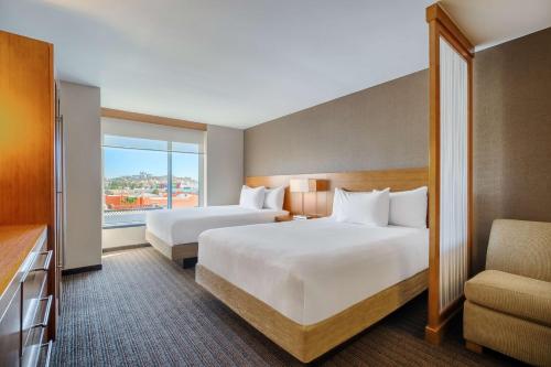 圣何塞德尔卡沃洛斯卡沃斯凯悦广场的酒店客房设有两张床和窗户。