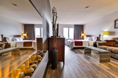 圣热罗姆圣杰罗姆康福特茵酒店的酒店客房带两张床和一个客厅