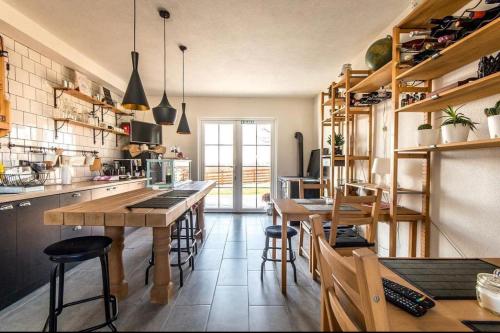 彼得罗瓦茨纳米拉维Magnolia by Radovanovic的厨房配有木桌和凳子