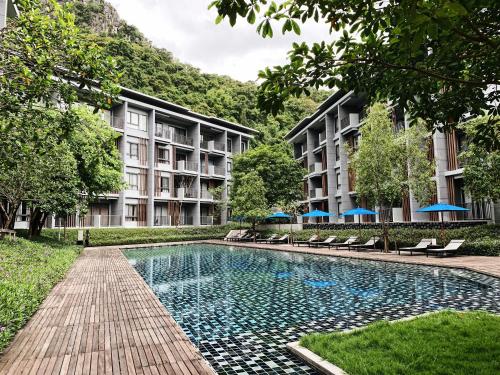 Ban Huai Sok Noi23 Degree Khaoyai 2 Bedroom Tropical style的大楼前的游泳池