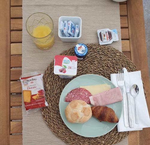 巴里斯帕拉诺豪华套房住宿加早餐旅馆的餐桌,带一盘食物,包括奶酪和面包