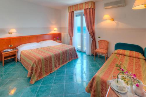 波尔图圣乔治卡米奈托二号酒店的酒店客房设有两张床和一张桌子。