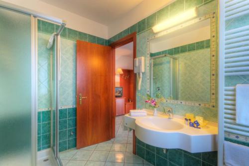 波尔图圣乔治卡米奈托二号酒店的一间带水槽和淋浴的浴室