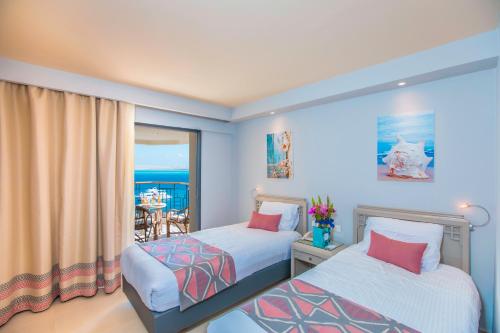 赫尔格达Sunrise Holidays Resort -Adults Only的一间带两张床的卧室和一个阳台