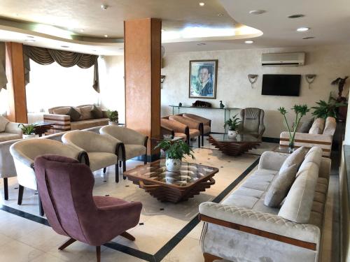亚喀巴得维克1号酒店的带沙发、椅子和电视的客厅