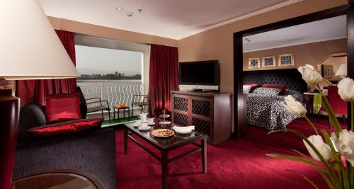 卢克索Steigenberger Minerva Nile Cruise - Every Thursday from Luxor for 07 & 04 Nights - Every Monday From Aswan for 03 Nights的酒店客房设有一张床和一面大镜子
