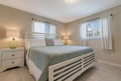 西耶斯塔岛Foxtail的一间卧室设有一张大床和一个窗户。