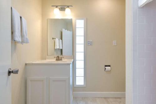西耶斯塔岛Whitewood的白色的浴室设有水槽和镜子
