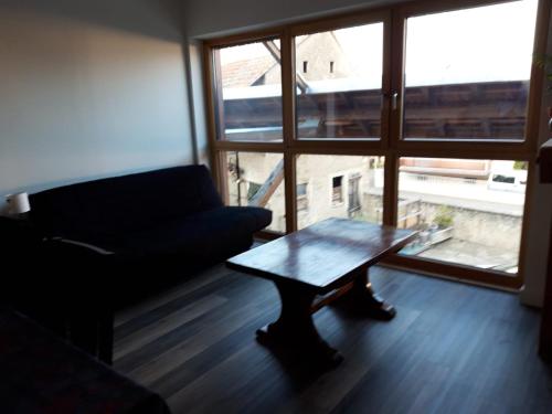 GundolsheimGîte De La Ferme的带沙发和咖啡桌的客厅