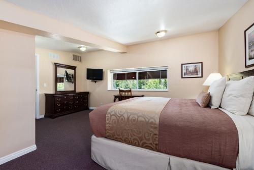 盐湖城The Kimball at Temple Square的一间卧室设有一张大床和一个窗户。