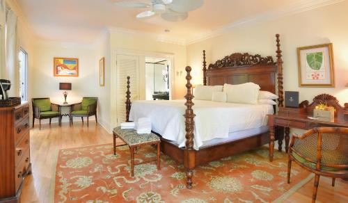 基韦斯特花园酒店 的卧室配有一张床、一张桌子和椅子