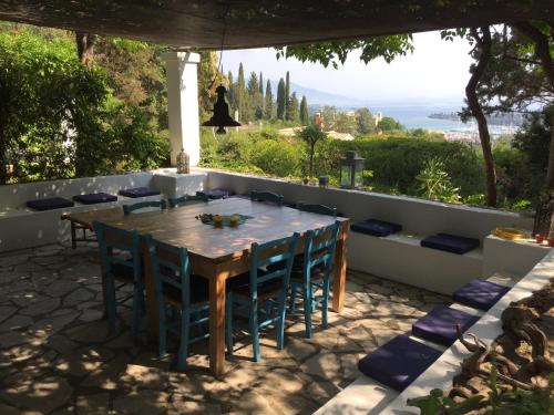 古维亚Alexandra villas的美景庭院内的桌椅