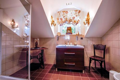 塞尔察Villa Shiraz的一间带水槽、淋浴和椅子的浴室