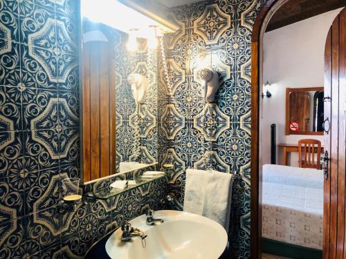 蒙希克山间隐居酒店的一间带水槽和镜子的浴室